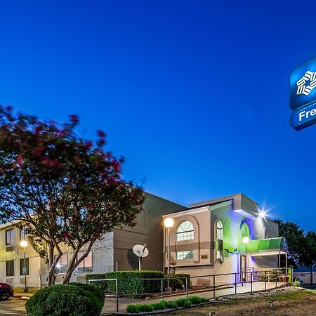 Travelodge By Wyndham San Antonio Downtown Northeast Екстериор снимка