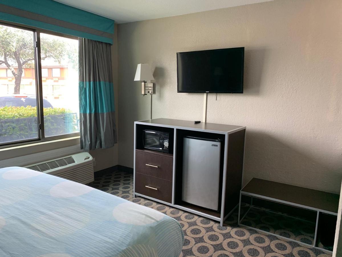 Travelodge By Wyndham San Antonio Downtown Northeast Екстериор снимка